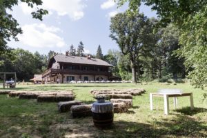 Hubertus fogadó udvar Gézaháza-hubertus-fogadó-esküvői-helyszin-erdei-fogadó