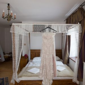 menyasszonyi-ruha-gézaháza-bakony-hubertus-fogadó-rusztikus-esküvői-helyszín